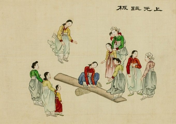 옛 그림. 둥글게 만 짚단 위에 긴 널을 걸쳤다. 한 사람은 널 위로 높이 뛰어올랐고, 반대쪽 사람은 내려간 널 끝을 밟고 서 있다. 널 가운데에는 한 사람이 앉아 널을 붙잡고 있다. 옆에서 여러 사람이 지켜본다. 오른쪽 위에 옛 글씨가 적혀 있다.