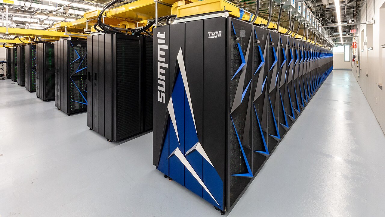 흰 바닥의 넓은 방에 'summit' 글자와 IBM 표시가 붙은 검은 캐비닛이 끝이 안 보이게 줄지어 선 모습